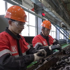 Участок разборки УЭЦН.  Здесь слесаря-ремонтники разбирают рабочие ступени  на направляющий аппарат и рабочие колёса.