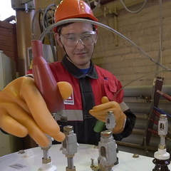 Участок ремонта наземного оборудования г. Когалым. Электромонтёр Риваль Мавлеткулов проводит входной контроль (тестирование) нового трансформатора.  Риваль трудится в «ЛУКОЙЛ ЭПУ Сервис» всего лишь полтора года. Устроился работать вахтово-экспедиционным методом, летал из республики Башкортостан. После недолгих раздумий он принял решение  и вместе с семьёй переехал на постоянное место жительства в Когалым.